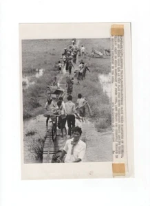 Tropas japonesas aterrizan en Kola Bahru Guerra de Singapur Segunda Guerra Mundial Foto de prensa - Impresión de los años 80 - Imagen 1 de 2