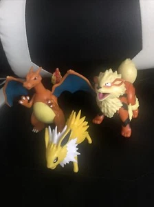 Figuras Pokémon 4"" Arcaninas, 4,5"" Charizard, 3"" Julreon **LEER** - Imagen 1 de 11
