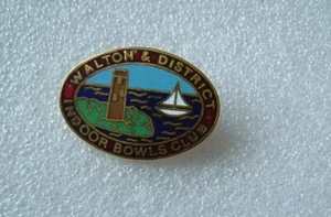 WALTON & DISTRICT INDOOR BOWLS CLUB ENAMEL BADGE - Picture 1 of 2