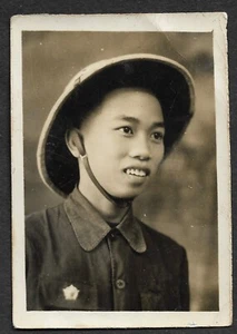 1956 Vietnam Cong Soldier Hat Badge Medal Vietnam War Photo Original (7) - Picture 1 of 2