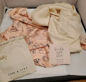 "Juego de dos bufandas para el cabello Lark & Ives rosa estampado beige bolsa de cabello accesorio 20"" X 20""" - Imagen 1 de 5