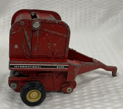 ERTL  International Harvester 2400 Round Hay Baler 1:64 Scale DieCast Used IH - Image 1 of 4