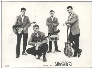 C1085/ The Sundowners UK Beat- Popgruppe Rückseite Autogramme Foto 16,5 x 12 cm - Picture 1 of 2