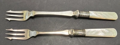 2 HORQUILLAS OLIVAS ENCURTIDAS Antiguas Manijas Madreperla Plateado EPNS Cuentas Foto 1 de 4