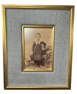 Vintage 4"x6" E.J.Hill? Foto hübsches DK Haar Kleinkind Junge im Rock individueller Rahmen - Bild 1 von 12