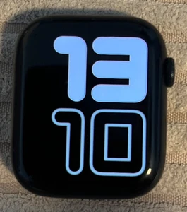 Apple Watch Series 8 45 mm Midnight-Aluminiumgehäuse mit Midnight-Sportarmband - Bild 1 von 11