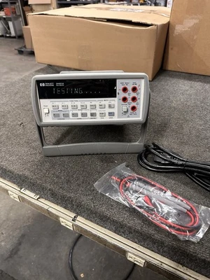 Цифровой мультиметр HP Agilent 34401A с тестовыми проводами проходит самотестирование - Изображение 1 из 4