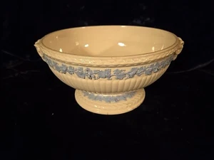 WEDGWOOD QUEENSWARE 8" Tazón para servir con patas grandes asas con cabeza de carnero hojas azules - Imagen 1 de 6