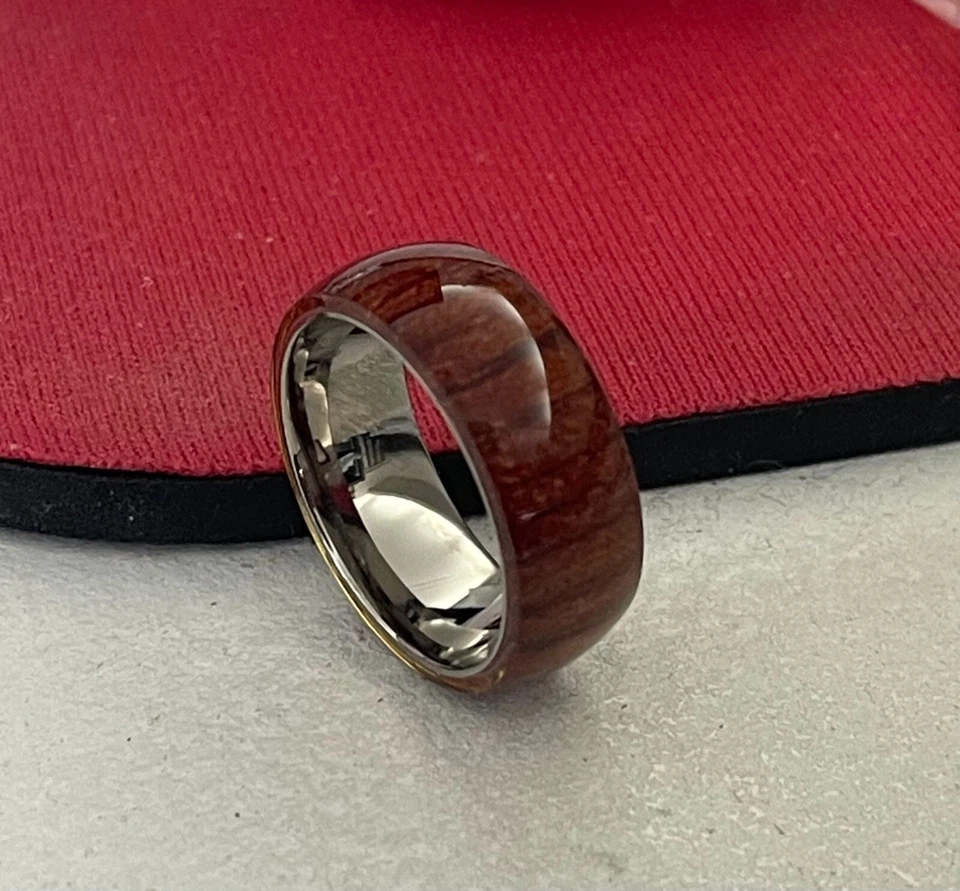 Anillo de boda de 8 mm de titanio para hombre o mujer con madera de koa hawaiano marrón puro Foto 1 de 1