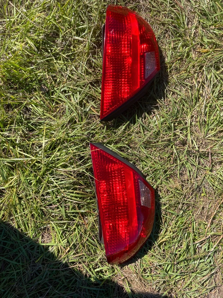 01-02 Acura CL Left & Right Taillight Assemblies - Image 1 of 2