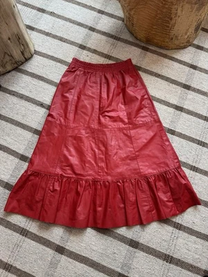 Falda midi vintage elegancia alta costura de cuero rojo en capas pradera para mujer pequeña Foto 1 de 4