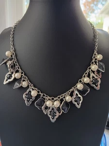 WHITE HOUSE SCHWARZMARKT Glas schwarz Trefoil Charm & Faux Perlenkette, 18" - Bild 1 von 5