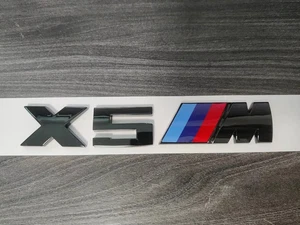BMW X5M BLACK BADGE IN GLOSS BLACK, KLEBEND, OEM+, für Heck Kofferraum E70 F85 F95 X5 - Bild 1 von 3