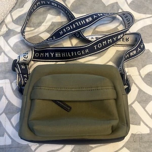 Tommy Hilfiger a tracolla - Foto 1 di 4