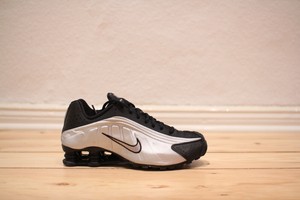 nike shox r4 black and yellow