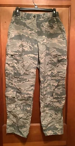 US AIR FORCE MUJER UTILITY CAMUFLAJE 2 Par PANTALONES TALLA 8 Cortos FATIGA CARGA - Imagen 1 de 10