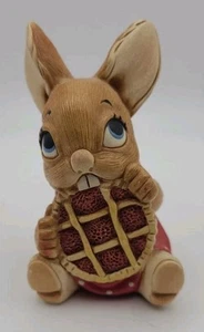 Estatuilla vintage Pendelfin Bunny Rabbit "Picnic Midge" pastel de cereza - Imagen 1 de 7