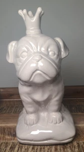 Bulldog británico de cerámica con corona de 5 púas sentado en un cojín gris brillante - Imagen 1 de 7