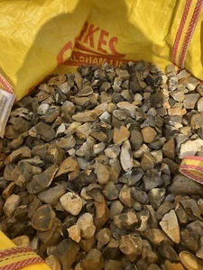 Mini Bulk bag of Natural Flint Rock Stone Chippings 25mm - 75mm Approx 500kg - Picture 1 of 7
