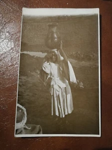 CPA - TUNISIE - femme transportant une jar sur la Tête - PHOTO CARTE - Imagen 1 de 2