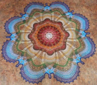 Impresionante mantel de ganchillo hecho a mano tapete, 56", "cola de pavo real arco iris", algodón Foto 1 de 4