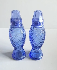 "Salero y pimienta vintage azul cobalto de 4,5"" de Avon - vidrio con tapas de plástico" - Imagen 1 de 3