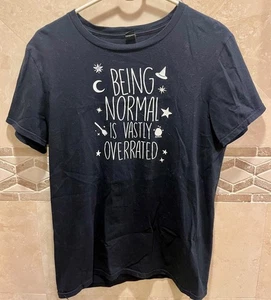Halloweentown Witch "Being Normal is Vastly Overrated" schwarzes Damenshirt -Med - Bild 1 von 1
