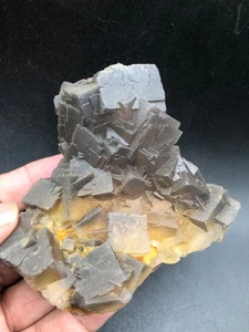 Muestra mineral natural grande de cristal de fluorita cruda en matriz 347 g - Imagen 1 de 15