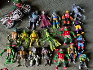 Teenage Mutant Ninja Turtles Action Figuren Konvolut X19 plus Motorrad 2002+ EM233 - Bild 1 von 11