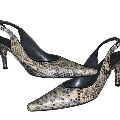 Mulas puntiagudas serpiente metálica Stuart Weitzman Foto 1 de 4