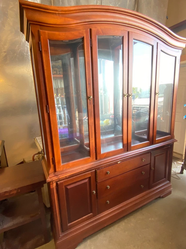 Thomasville Cherry China/Curio Cabinet - Image 1 of 1