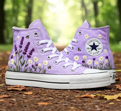 Zapatos Converse de lavanda bordados personalizados, florales de caña alta | Hechos a mano Foto 1 de 4