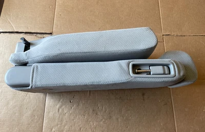 Среднее центральное подпрыгивающее сиденье для Toyota Sienna 2011-2020 годов выпуска 2-й ряд СВЕТЛО-СЕРАЯ кожа от оригинального производителя - Изображение 1 из 4