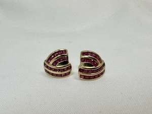 Orecchini in oro giallo 14 carati con rubini set canali fantasia 2,20 CT TW retro farfalla - Foto 1 di 4