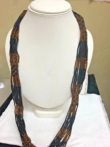 COLLAR DE CUENTAS DE VIDRIO DE HILO DORADO Y NEGRO HECHO A MANO - Imagen 1 de 5