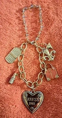 Pulsera Guess 7,5" Gruesa Tono Oro Dije Con Caja Foto 1 de 2
