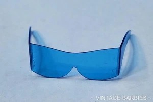 Vintage Barbie bambola Time for Tennis #941 occhiali da sole blu quasi come nuovi ~ anni '60 - Foto 1 di 4