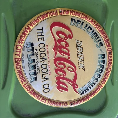 Letrero de botón Coca-Cola amarillo oficina en casa Atlanta 1999 publicidad vintage de Coca-Cola Foto 1 de 4