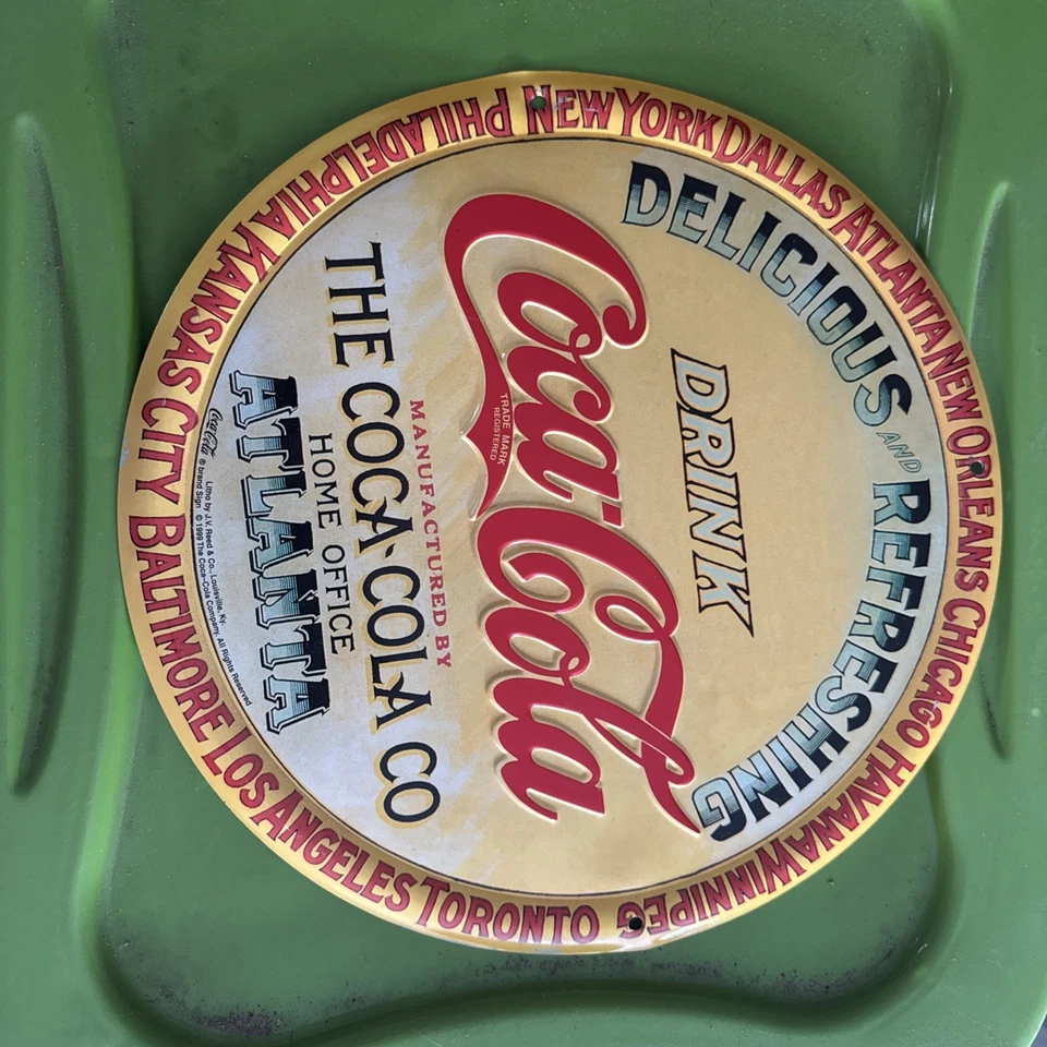 Letrero de botón Coca-Cola amarillo oficina en casa Atlanta 1999 publicidad vintage de Coca-Cola Foto 1 de 4