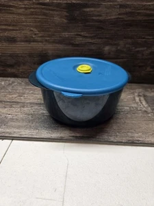 Tupperware Rock N Serve mikrowellengeeigneter Behälter 800 ml / 3 Tassen indigoblau 4152B - Bild 1 von 3
