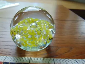 Mundgeblasener Briefbeschwerer - gelbe Blume mit Blasen zwischen Blütenblättern - Bild 1 von 4