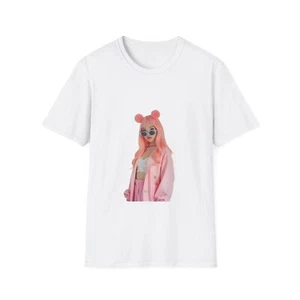 T-Shirt Rosa Estetica Unisex Softstyle | T-shirt Moda Retrò, Abbigliamento Casual, [...] - Foto 1 di 14