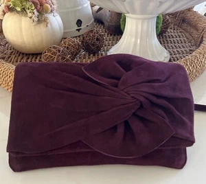 Pochette da polso Karen Millen melanzana/viola profonda morbida scamosciata annodata vendita al dettaglio $ 175 - Foto 1 di 11