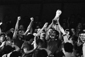 World Cup Champions 1982 Italy Vintage Sport Wall Art Home - POSTER 20"x30" - Picture 1 of 3
