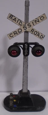 VINTAGE LIONEL #154 RAILROAD CROSSING SIGNAL TESTED WORKS GREAT - Image 1 of 4