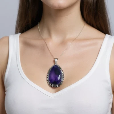 Collar colgante de cristal amatista con cadena de plata | Piedra preciosa púrpura en forma de pera Foto 1 de 4