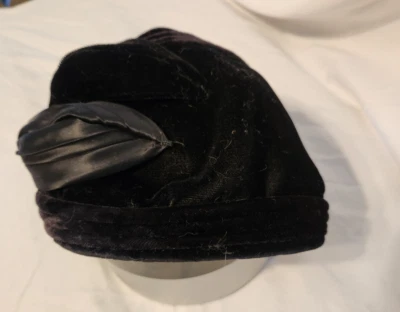 Chapéu de veludo feminino vintage 1960 preto fascinador veludo e cetim - Imagem 1 de 4