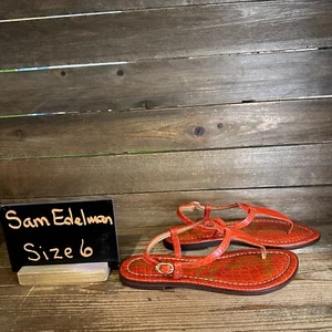 Neu Sam Edelman Gigi Damen-Ledersandalen T-Riemen rot Schuppenmuster Größe 6 M - Bild 1 von 6