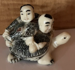 2 KINDER auf einer Schildkröte/Schildkröte Netsuke 1,75" hoch x 2,25" geschnitzt geätztes Harz - Bild 1 von 6