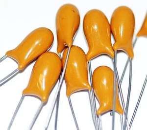 Assortment of 100 Dipped Tantalum Capacitors, - Picture 1 of 1